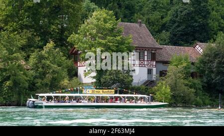 Schweiz der Rheinfall der größte Wasserfall in der Schweiz und in Europa.die beiden Seiten des Wasserfalls und ein Touristenschiff. Stockfoto