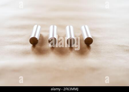 Vier AA-Batterien in Nahaufnahme auf dem Tisch. Stockfoto