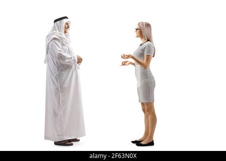 Arabischer Mann, der einen dishdasha trägt und mit einem Jungen spricht Casual Frau isoliert auf weißem Hintergrund Stockfoto