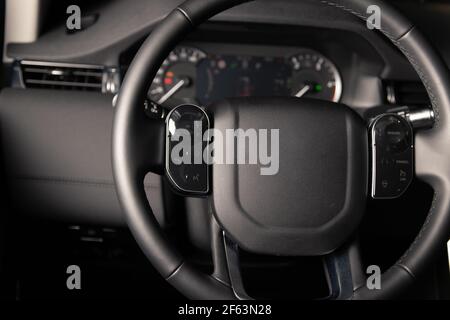 Multifunktions-Lenkrad in Leder Auto Innenraum in der Nacht.. Stockfoto