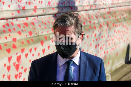 LONDON, GROSSBRITANNIEN. 29th. MÄRZ: Arbeiterführer Keir Starmer besucht die National Covid-19 Memorial Wall am Londoner Südufer gegenüber dem Parlamentsgebäude, jedes rote Herz repräsentiert eines der 150.000 Opfer, die während der Pandemie am Montag, dem 29th. März 2021, gestorben sind. (Kredit: Lucy North - MI News) Kredit: MI Nachrichten & Sport /Alamy Live Nachrichten Stockfoto