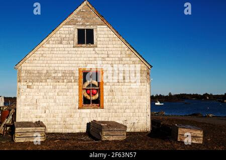 Traditionelles Gebäude am Wasser in Blue Rocks in Nova Scotia, Kanada. Blue Rocks ist ein funktionierendes Fischerdorf. Stockfoto