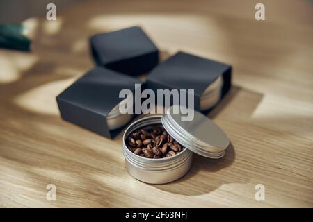 Schüssel gemahlener Kaffee und Bohnen in Geschenkbox auf Die Tabelle Stockfoto