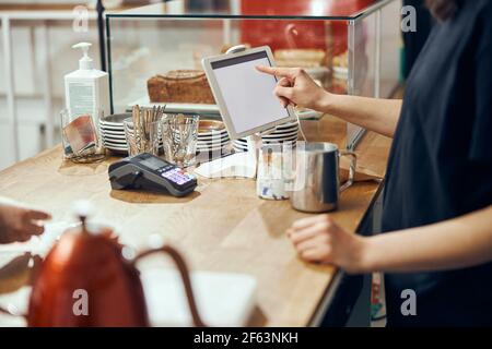 Barista nimmt Bestellung vom Kundencafé an. Konzept von Cafe und Coffee Shop für kleine Unternehmen Stockfoto