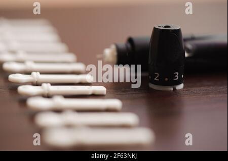 Set für Diabetiker: spritzenkugelschreiber mit Insulin und Lanzetten. Stockfoto