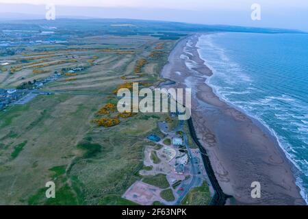 Montrose, Angus, Schottland: Erosion entlang der Küste von montrose, die den fünftältesten Golfplatz der Welt betrifft. Stockfoto