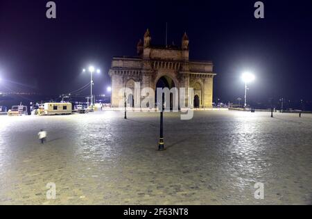 Mumbai, Indien. März 2021, 28th. MUMBAI, INDIEN - MÄRZ 28: Gateway of India verlassen nach einer Nachtruhe zwischen 8:00 Uhr bis 7:00 Uhr trat in Kraft, am 28. März 2021 in Mumbai, Indien. (Foto: Anshuman Poyrekar/Hindustan Times/Sipa USA) Quelle: SIPA USA/Alamy Live News Stockfoto