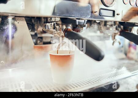 In der Nähe von Gießen von Espresso Kaffeemaschine. Professionelle Kaffee brühen Stockfoto