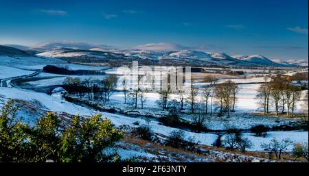 Westwood Brücke über den Fluss bis mit der kleinen Stadt Wooler und die Cheviot Hills darüber hinaus, Northumberland, England, Großbritannien Stockfoto