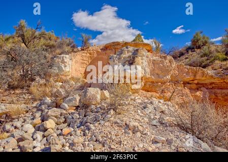 Die Überreste des historischen Kalkofens entlang des Lime Kiln Trail im Dead Horse Ranch State Park. Gelegen in Cottonwood Arizona. Stockfoto