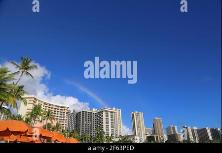 Regenbogen über Honolulu, Hawaii Stockfoto