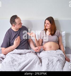 Streit zwischen einem Mann und einer schwangeren Frau über die Vaterschaft eines Kindes Stockfoto