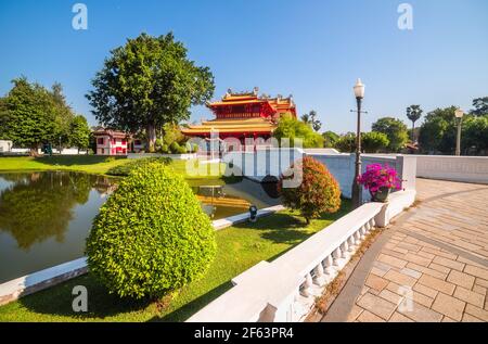 Phra Thinang Wehart Chamrun im Königspalast von Bang Pa-in oder im Sommerpalast mit schönem Garten in der Provinz Ayutthaya, Thailand Stockfoto