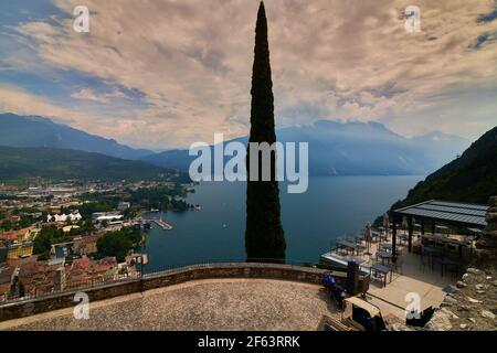 Riva del Garda, Italien - 07. Juli 2020: Panoramablick auf den schönen Gardasee und den Panorama-Lift .Riva del Garda Stadt und Gardasee in der au Stockfoto