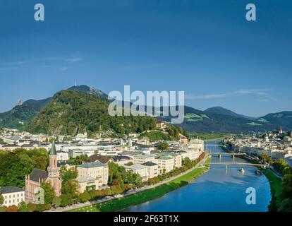 Altstadt von Salzburg, flankiert vom Kapuzinerberg. Hauptstadt des Landes Salzburg in Österreich, Europa. Historisches Zentrum, Salzach. Stockfoto