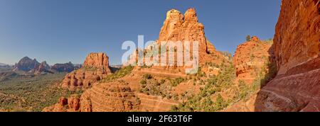 Blick vom westlichen Hang des Steamboat Rock in Sedona Arizona, Blick nach Norden. Das Hotel liegt im Coconino National Forest. Stockfoto