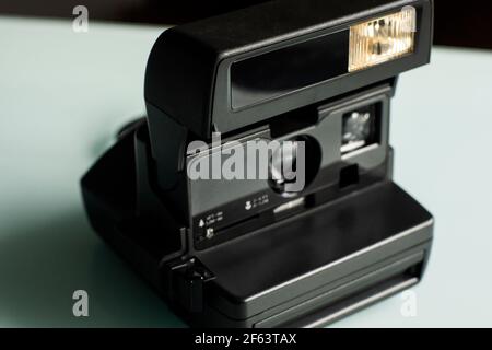 Retro altmodische Instant-Kamera auf einem weißen Glashintergrund Stockfoto