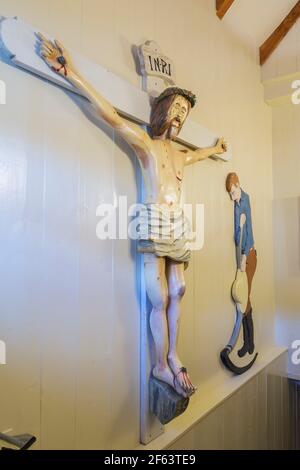 Jesus am Kreuz Holzskulptur an der Wand der Treppe Zum Kellerzimmer in einem alten, ca. 1790 Kanadischen Gebäude Haus im Cottage-Stil Stockfoto