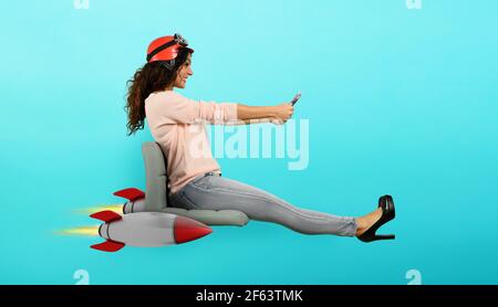 Frau fährt schnell mit Raketen unter dem Stuhl. Konzept der mit dem Turbo Stockfoto