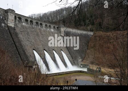 Lubachow, Lake Bystrzyckie, Polen, März 29. 2021, Polen der Regisseur Jerzy Skolimowski macht einen neuen Film, eine zeitgenössische Interpretation von Robert Bressons 1966 'Au hasard Balthazar'. Der Film zeigt den Star des Kinos Sophia Loren. Lorenzo Zurzolo, Sandra Drzymalska, Mateusz Kościukiewicz, Tomasz OrganekEO ein Film von Jerzy Skolimowski, Lorenzo Zurzolo, Sandra Drzymalska, Mateusz Kościukiewicz, Tomasz Organek, Foto: Kazimierz Jurewicz / Alamy Live News Stockfoto