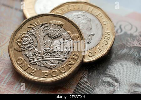 Britische 1-Pfund-Münzen auf 10-Pfund-Banknote platziert. Konzept. Selektiver Fokus. Makro. Stockfoto