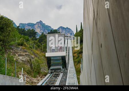 Riva del Garda, Italien - 07. Juli 2020: Panoramablick auf den schönen Gardasee und den Panorama-Lift .Riva del Garda Stadt und Gardasee in der au Stockfoto