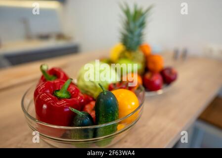 Obst Und Gemüse Auf Dem Tisch Der Modernen Küche Stockfoto