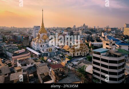 Bangkok, Thailand Skyline am Tempel des Goldenen Buddha, Wat Traimit Tempel, Sonnenuntergang Stockfoto