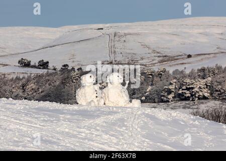 Schneemänner an einem Wintermorgen, Hawes, Wensleydale, Yorkshire Dales National Park Stockfoto