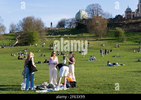 29th. März 2021 : Einheimische genießen die Frühlingshitze nach der Lockerung im London greenwich Park Stockfoto