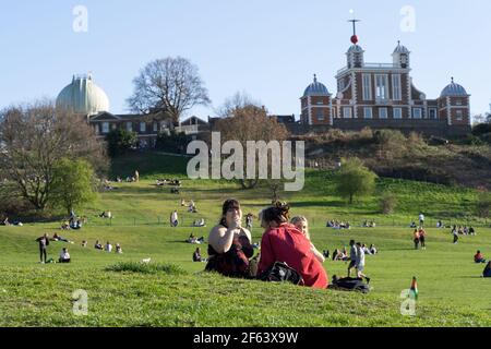 29th. März 2021 : Einheimische feiern die Freiheit im Freien und genießen die Frühlingshitze nach der Lockerung im London greenwich Park Stockfoto