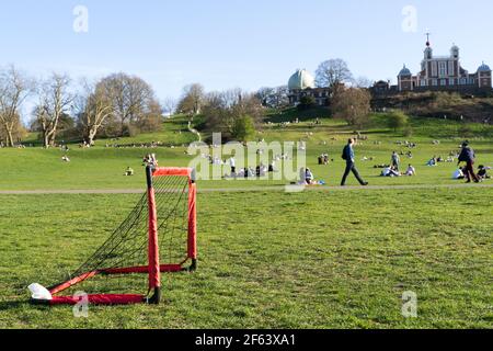 29th. März 2021 : Freiluftfußball wird gespielt und Bewohner genießen die Frühjahrs-Hitzewelle nach der Lockdown Lockerung im London Greenwich Park Stockfoto