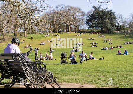 29th. März 2021 : Einheimische genießen die Frühlingshitze nach der Lockerung im London greenwich Park Stockfoto