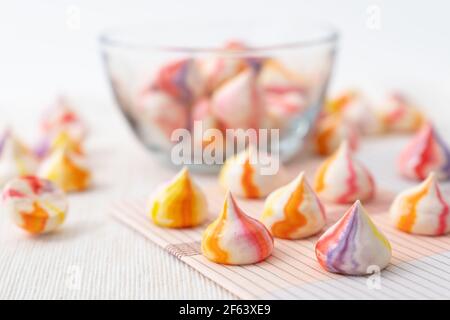Hausgemachte bunte französische Baiser-Kekse bereit zum Servieren Stockfoto