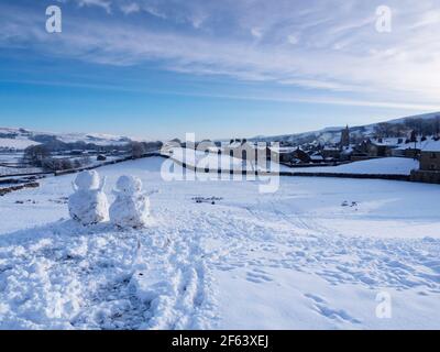 Schneemänner an einem Wintermorgen, Hawes, Wensleydale, Yorkshire Dales National Park Stockfoto