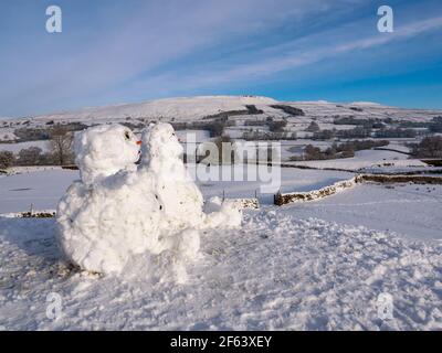 Schneemänner an einem Wintermorgen, Hawes, Wensleydale, Yorkshire Dales National Park Stockfoto