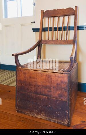 Antike Holzsessel Toilette im Wohnzimmer in einem alten 1825 Canadiana Cottage Stil Feldsteinhaus Stockfoto