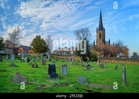 Großbritannien, South Yorkshire, Elsecar, Holy Trinity Parish Church im Herbst Stockfoto