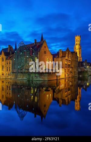 Vertikaler Kanal in Brügge während der blauen Stunde, Westflandern, Belgien. Stockfoto