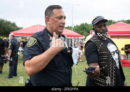 Houston, Texas USA, Juni 8 2020: Houston Polizeichef Art Acevedo überwacht Offiziere, die Sicherheit bieten, während Tausenden an einer öffentlichen Visitation an der Fountain of Praise Kirche für GEORGE FLOYD teilnehmen, getötet vor zwei Wochen durch einen Polizeibeamten in Minneapolis. Ein privater Gottesdienst und Beerdigung findet am Dienstag statt. ©Bob Daemmrich Stockfoto