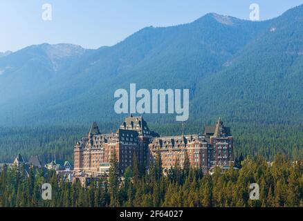 Landschaft aus Pinienwäldern mit Fassade des Banff Springs Hotels, Banff Nationalpark, Alberta, Kanada. Stockfoto