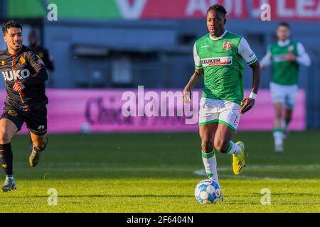 DORDRECHT, NIEDERLANDE - MÄRZ 29: Richie Musaba vom FC Dordrecht während des Keuken Kampioen Competitie-Matches zwischen FC Dordrecht und Telstar in Riwal Stockfoto