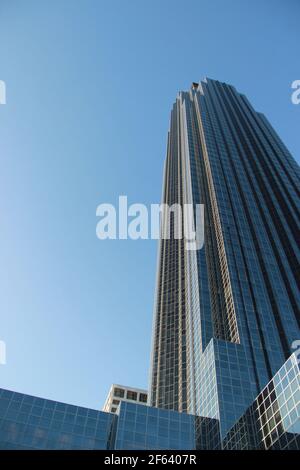 Der Williams Tower in Downtown Houston, Texas in der Nähe. Stockfoto