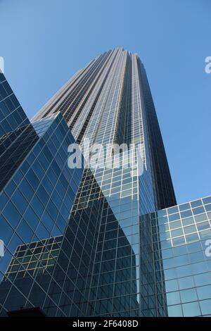 Der Williams Tower in Downtown Houston, Texas in der Nähe. Stockfoto