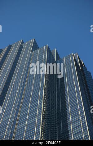 Der Williams Tower in Downtown Houston, Texas in der Nähe. Stockfoto