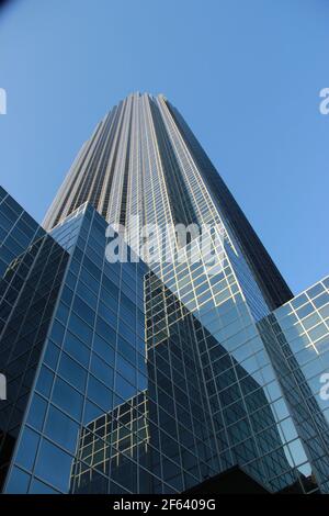 Der Williams Tower in Downtown Houston, Texas in der Nähe. Stockfoto