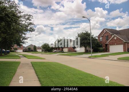 Amerikanische Vororte. Zufällige Straße in der Nachbarschaft an einem bewölkten Tag. Stockfoto