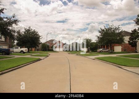 Amerikanische Vororte. Zufällige Straße in der Nachbarschaft an einem bewölkten Tag. Stockfoto