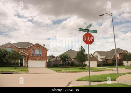 Amerikanische Vororte. Zufällige Straße in der Nachbarschaft an einem bewölkten Tag. Stockfoto