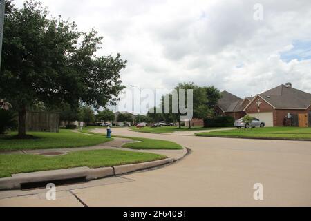 Amerikanische Vororte. Zufällige Straße in der Nachbarschaft an einem bewölkten Tag. Stockfoto